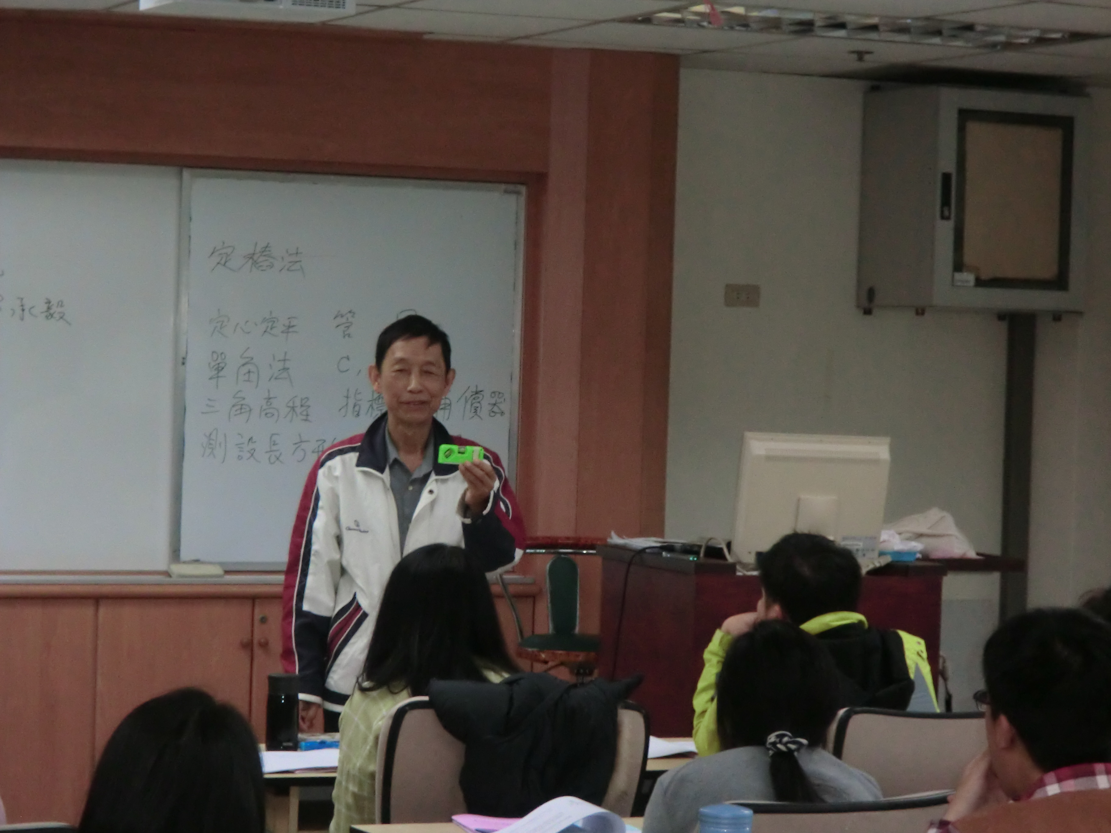 圖5 白老師於高普特考錄取人員實務訓練課程「儀器操作與檢核」儀器定平氣泡原理，使學員初步熟悉儀器輔助定平方式(地方行政研習中心)