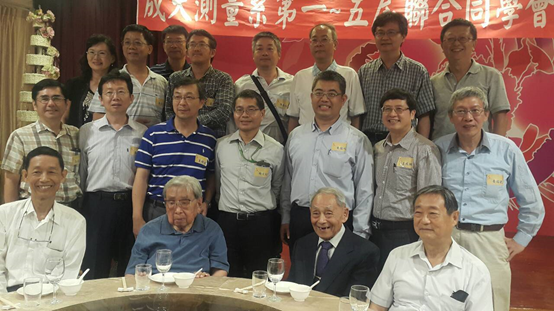圖五:測量系第1-5屆聯合同學會,前排左一為白老師(黃國紋學長提供,民105年1月26日)