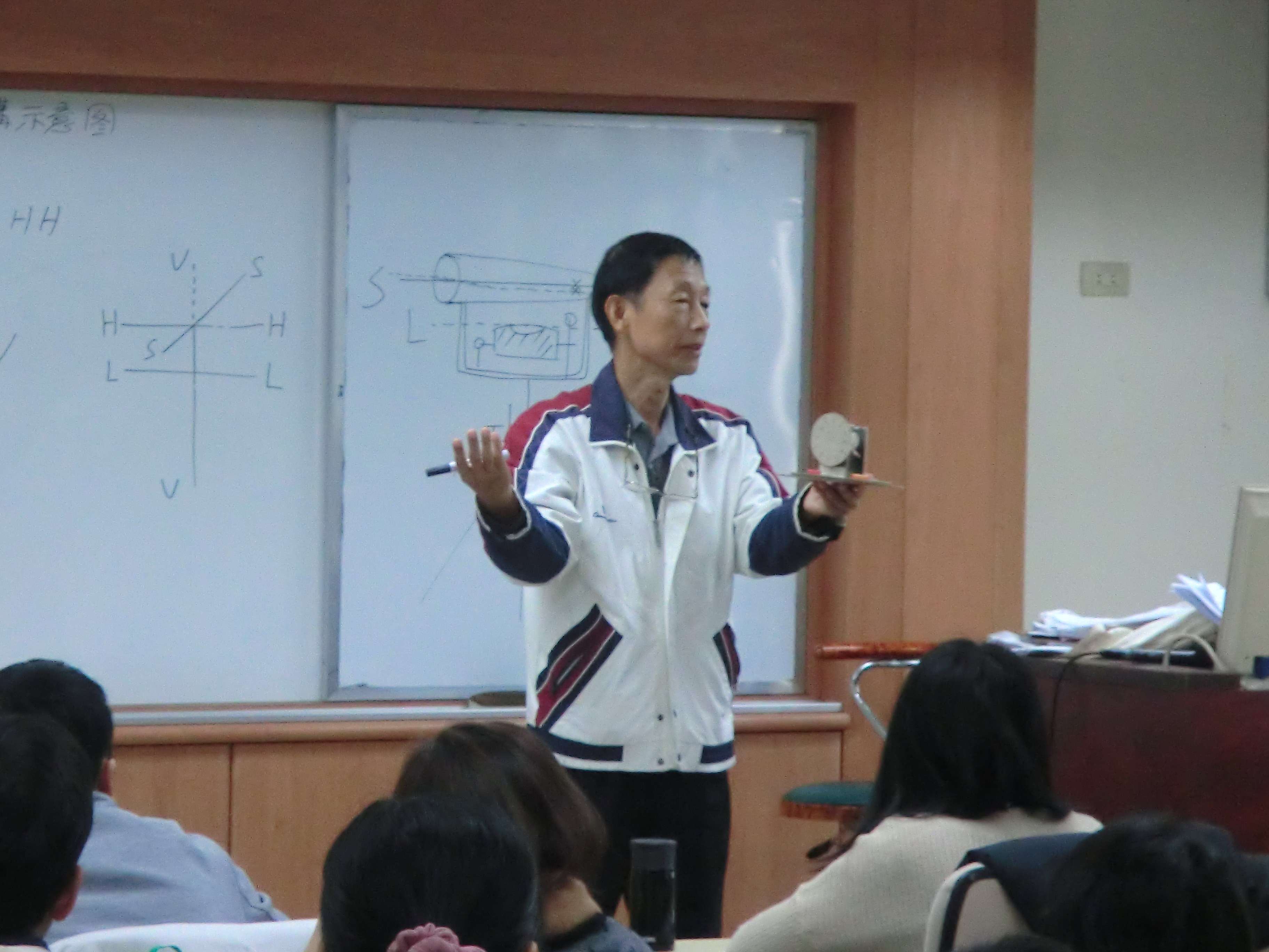 圖6 白老師於高普特考錄取人員實務訓練課程「儀器操作與檢核」模擬望遠鏡照準方式，使學員深入掌握各項構件性能(地方行政研習中心)