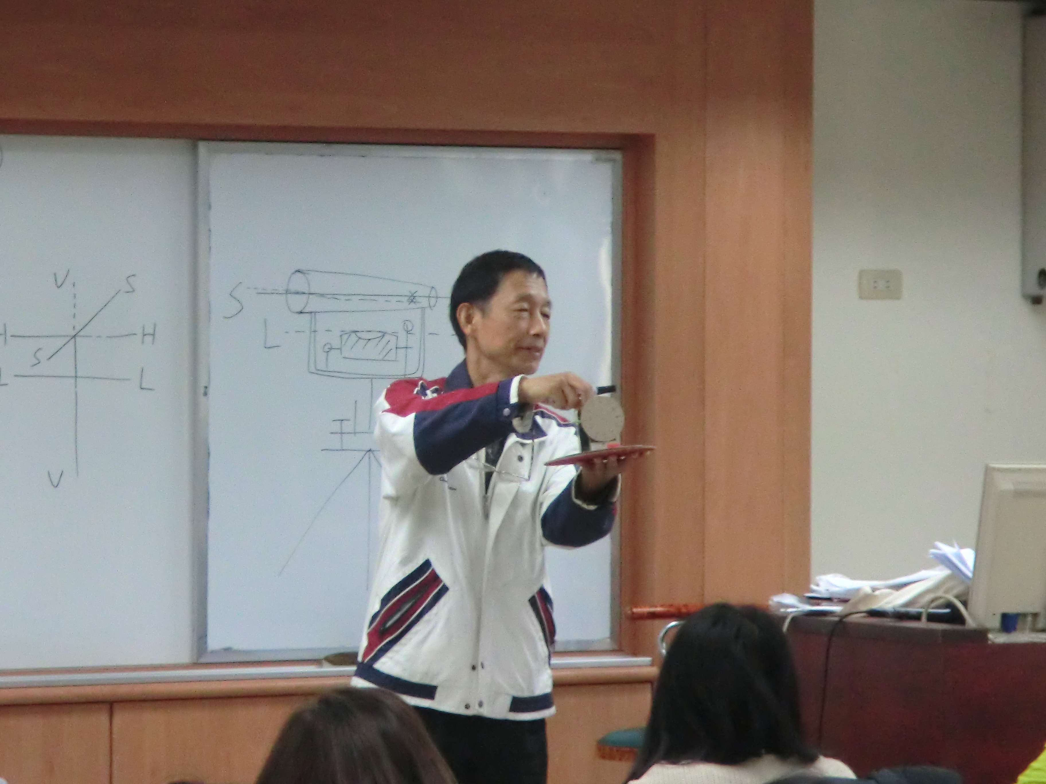 圖9 白老師於高普特考錄取人員實務訓練課程「儀器操作與檢核」講解垂直度盤原理，使學員了解儀器構造與角度量測(地方行政研習中心)