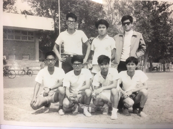 圖一:成功操場司令台前,前排左一為白老師(陳良健學長提供,約民60年)